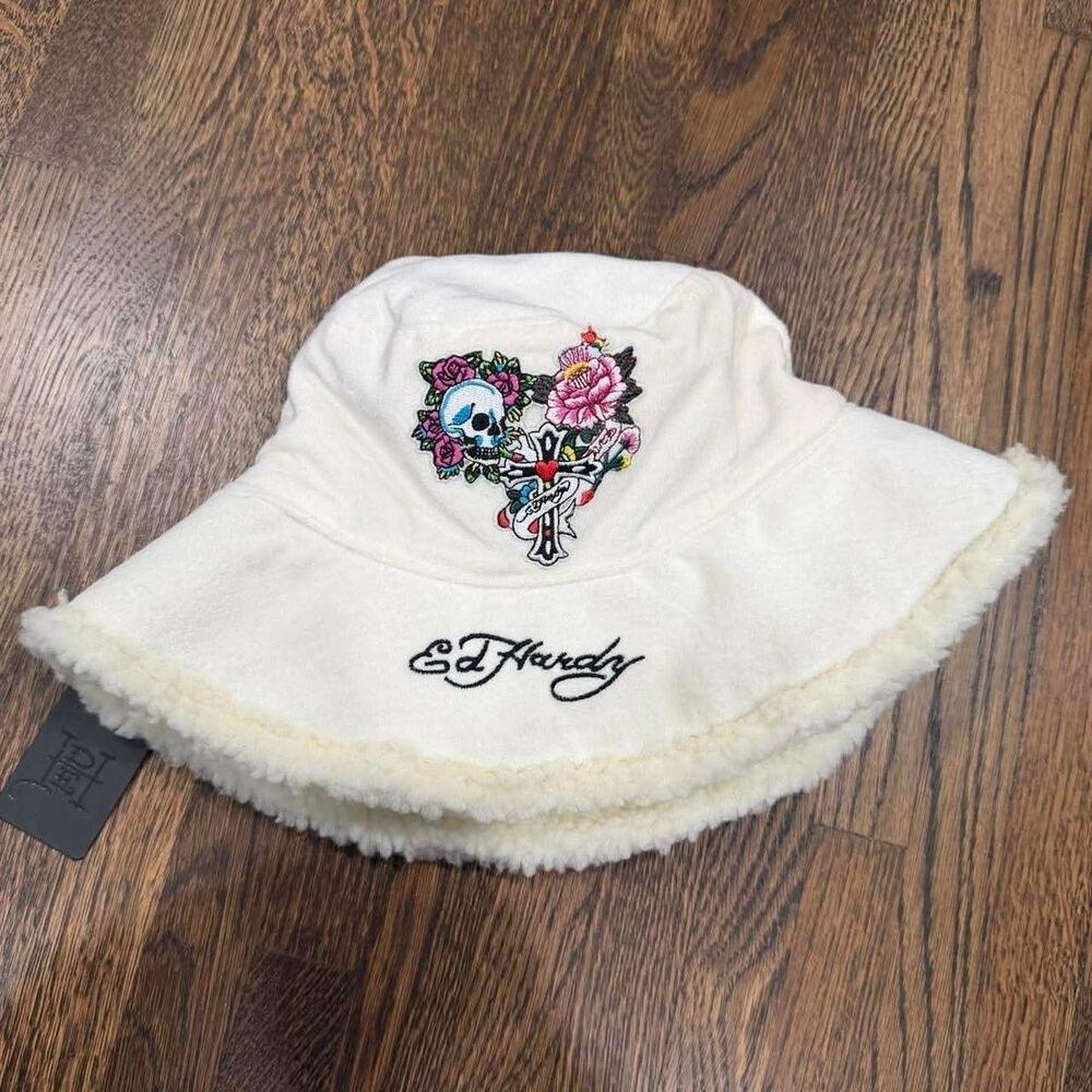 white ed hardy bucket hat with embroidered logo and faux fur sherpa trim (NWT)